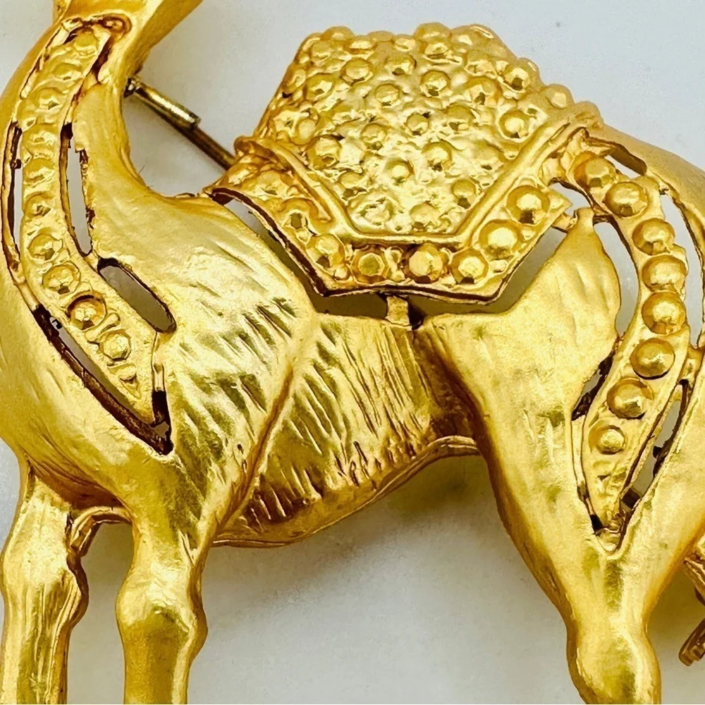 Vintage Large Camel Brooch Pin Matte Brushed Gold Tone Intricate Rhinestone Eye
